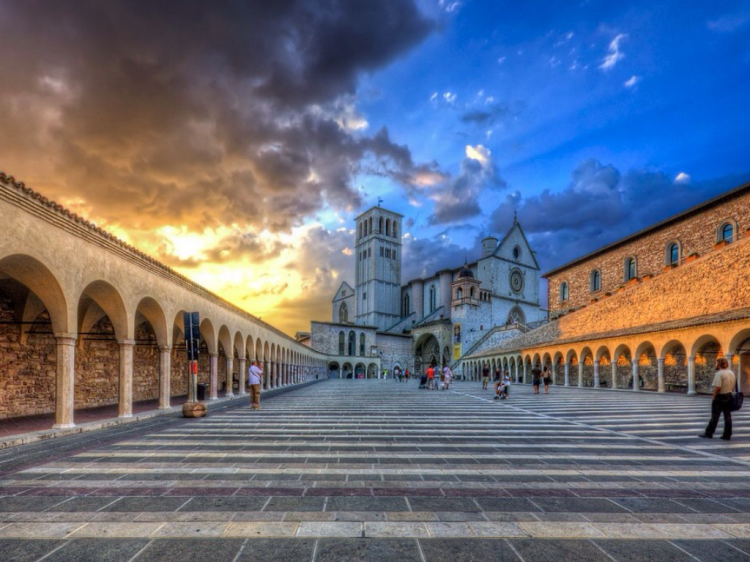 Assisi, tramonto su San Francesco