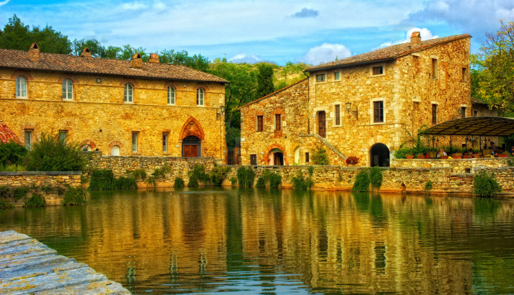 Bagno Vignoni, dettagli