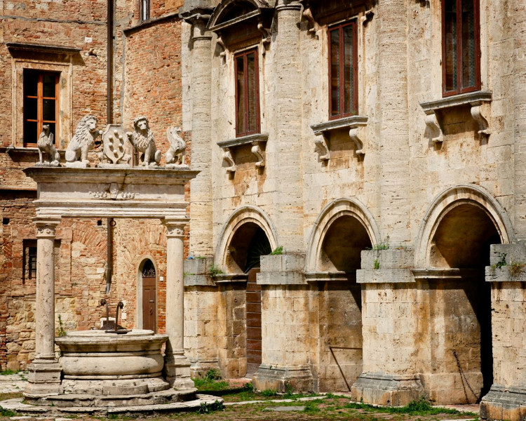 Montepulciano, dettaglio di Piazza Grande