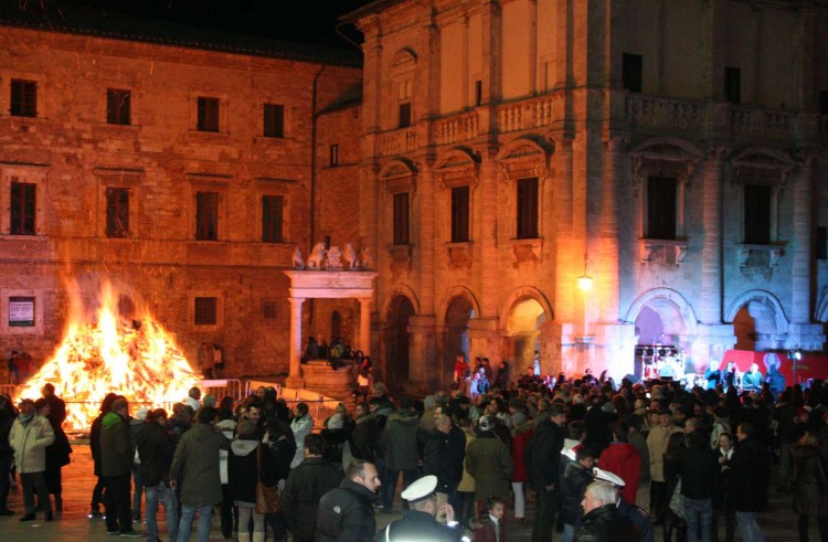 Montepulciano, falò di capodanno