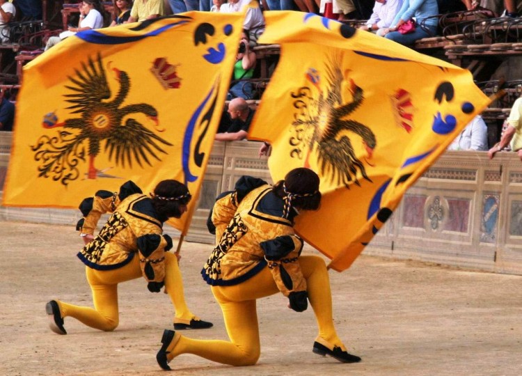 Siena, sbandieratori al palio